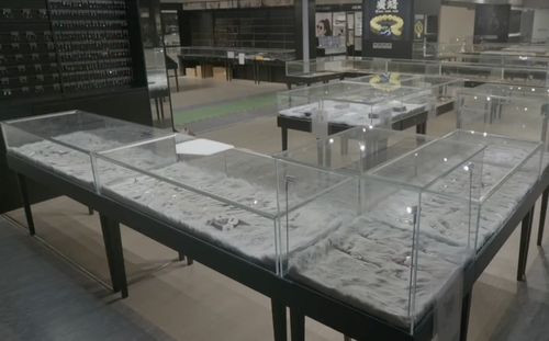 薇婭公司倉庫曝光 零食日用品首飾琳瑯滿目，規(guī)模堪比商場